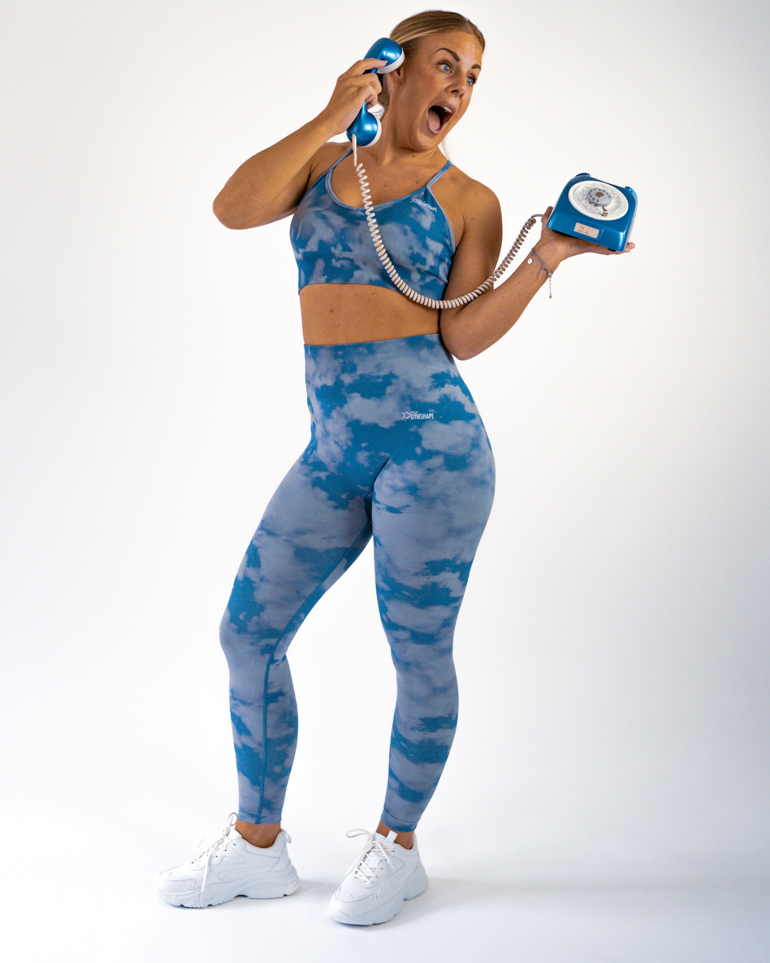 Cloudy - Tjej som håller i telefon samtidigt som hon bär tränings tights som har moln på sig.